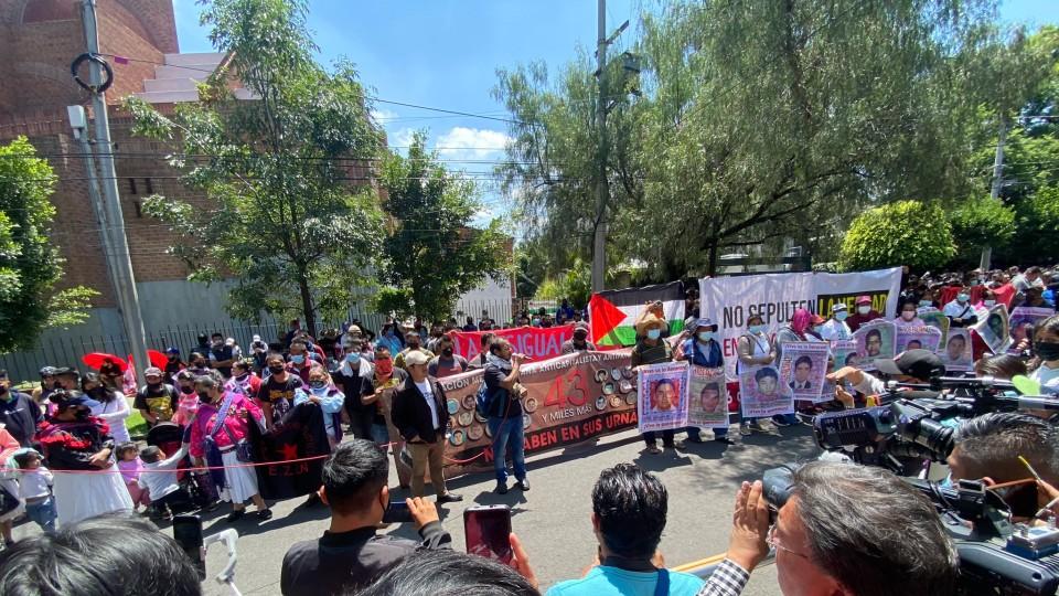 Ayotzinapa: Padres de los 43 normalistas desaparecidos protestan en embajada de Israel; exigen extradición de Tomás Zerón