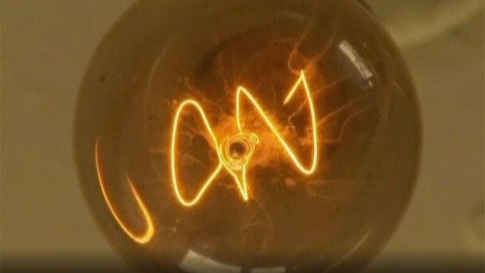 El enigma de la bombilla de luz que alumbra desde 1901
