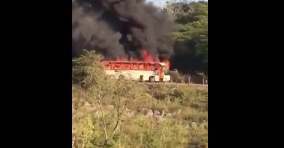 Atacan casa de exalcalde y queman un autobús en Coalcomán, Michoacán