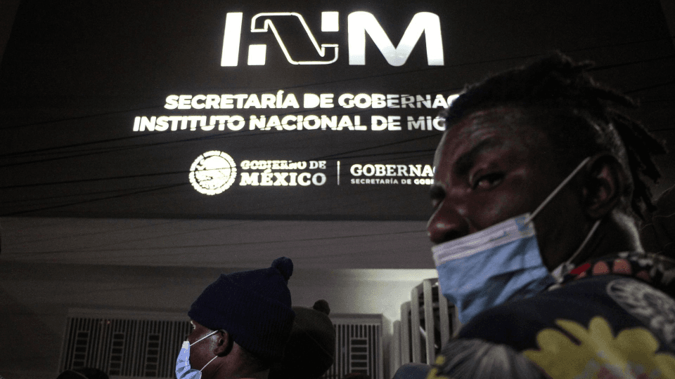 Autoridades mexicanas regularizarán a integrantes de la caravana y permitirán su tránsito por el país