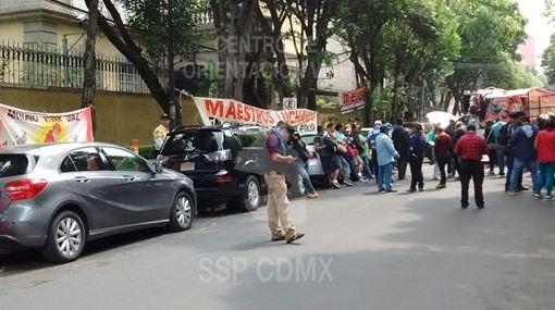 Manifestantes marchan en la CDMX para apoyar a la CNTE