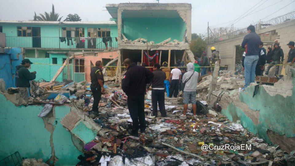 Mueren al menos 4 personas en explosión en Tultepec; horas después inicia la feria pirotécnica