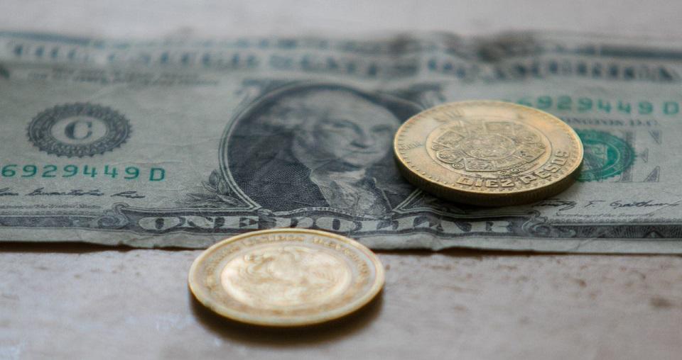 Peso pierde 4%; dólar se cotiza en 23 pesos en bancos por temores a una recesión