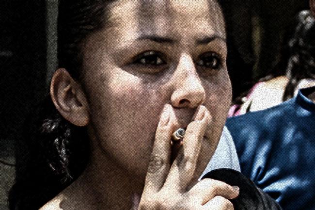 Las mujeres que fuman huelen horrible: campaña de Conadic