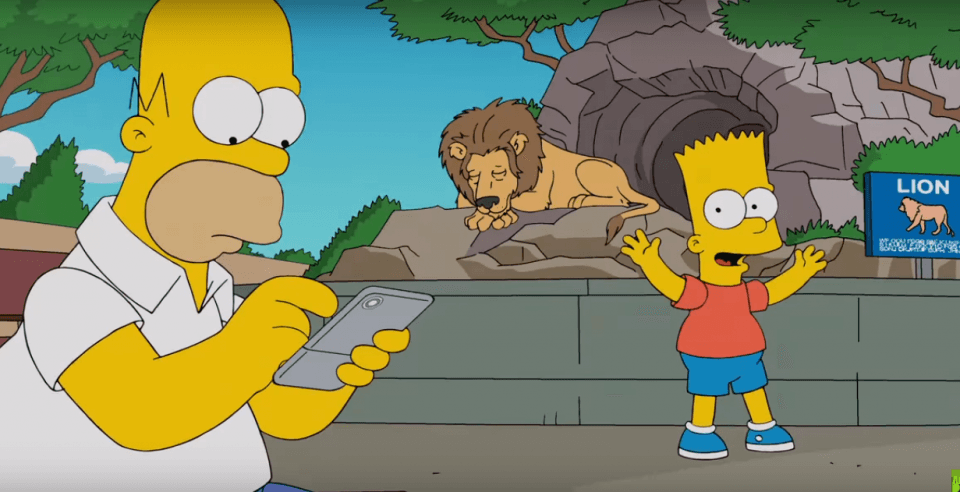 Homero Simpson se olvida de las rosquillas y se contagia de la fiebre por Pokémon Go