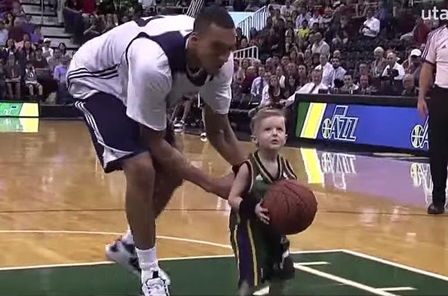 Niño de 5 años con leucemia ‘ficha’ por los Utah Jazz y hace esta canasta en su estreno