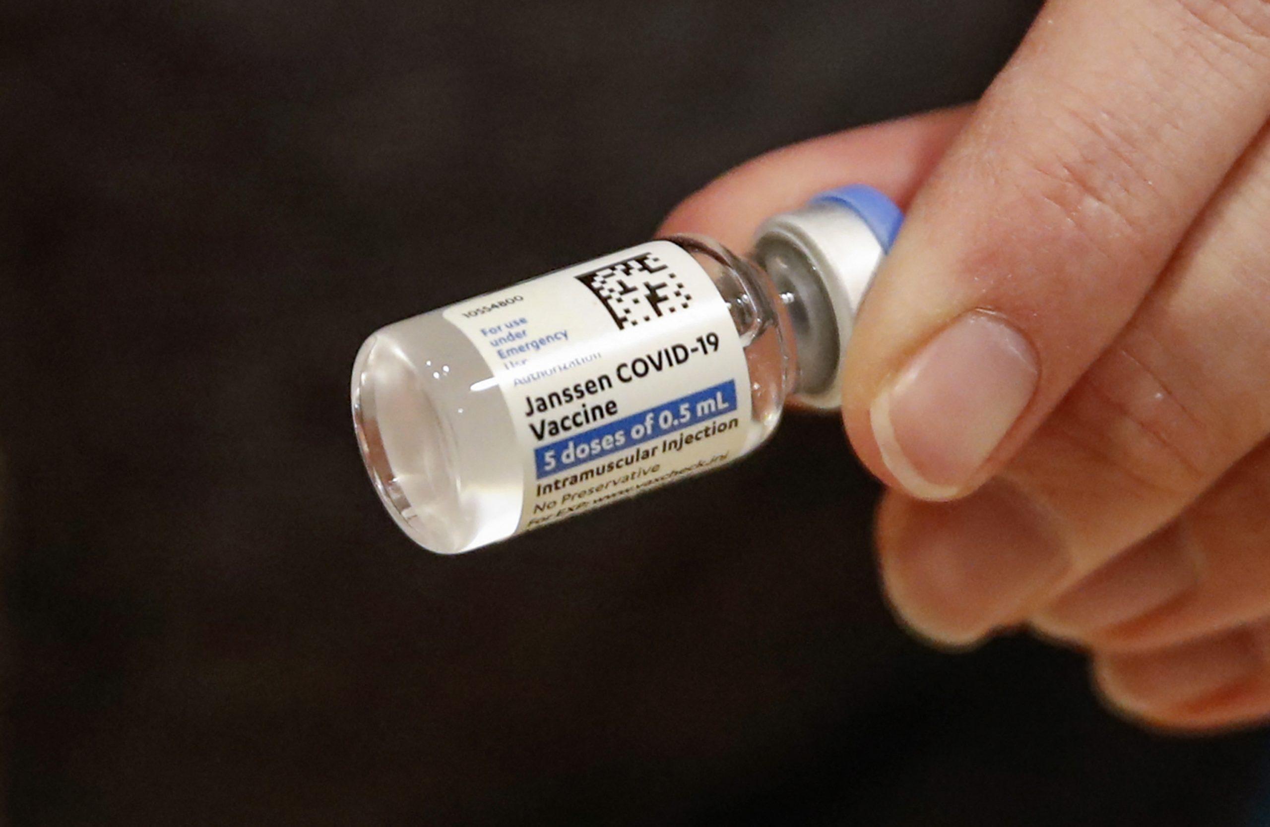 EU recomienda suspender vacuna Johnson & Johnson para investigar casos de coágulos