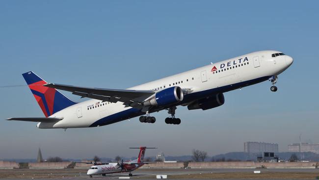 Investigan amenaza de bomba en dos aviones que están en el aeropuerto de Atlanta