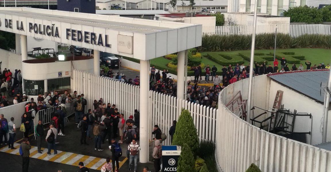 Policías federales piden que Durazo atienda sus demandas o mantendrán bloqueos