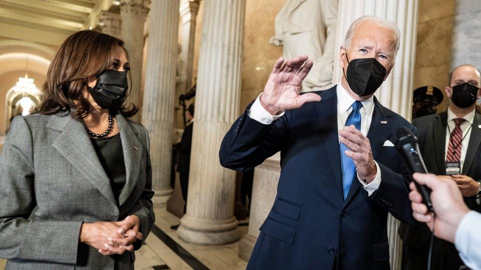 Biden acusa a Trump de provocar la violencia en asalto al Capitolio; es un “teatro político”, le responde