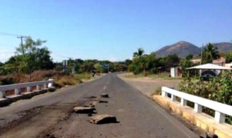 Grupos armados bloquean acceso a Apatzingán y Buenavista en Michoacán; Ejército libera el paso