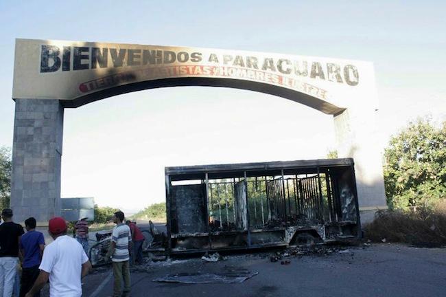 Bloqueos en Parácuaro y Apatzingán; queman comercios y oficinas municipales