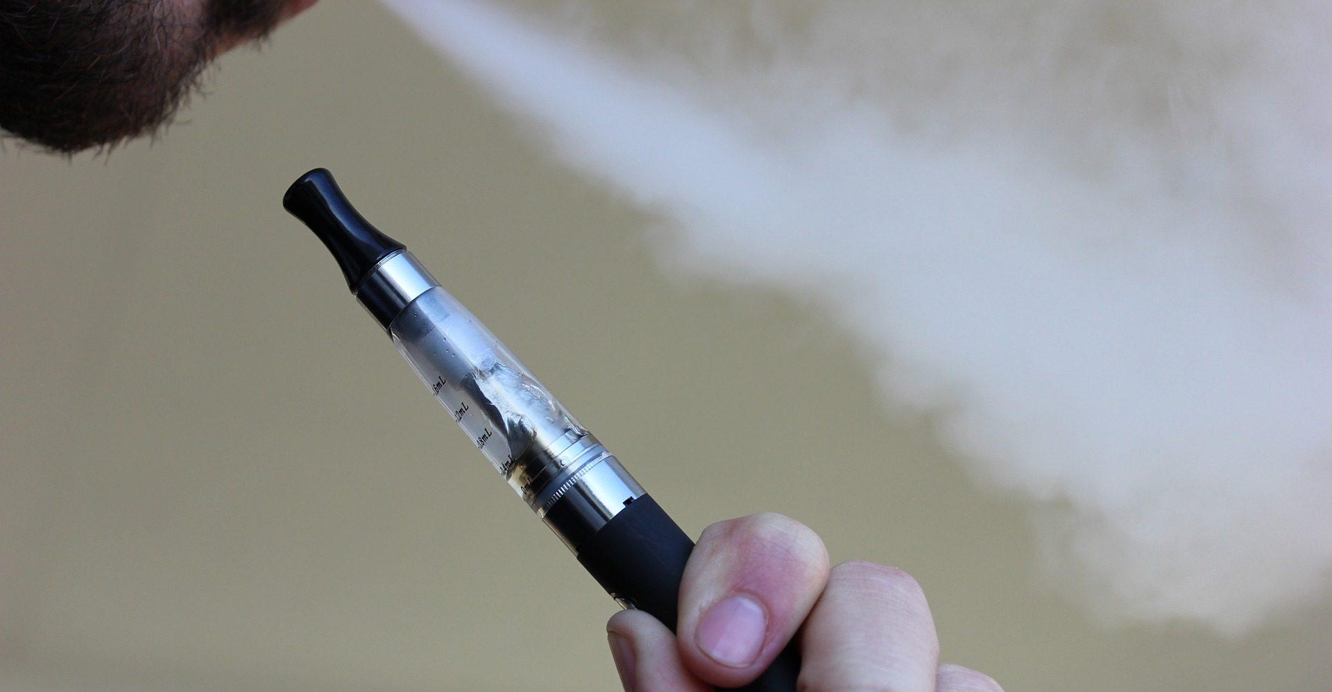 Salud alerta a usuarios mexicanos sobre daños graves en pulmones por usar cigarros electrónicos