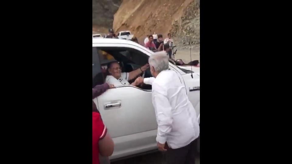AMLO saluda en Badiraguato a la madre del Chapo Guzmán