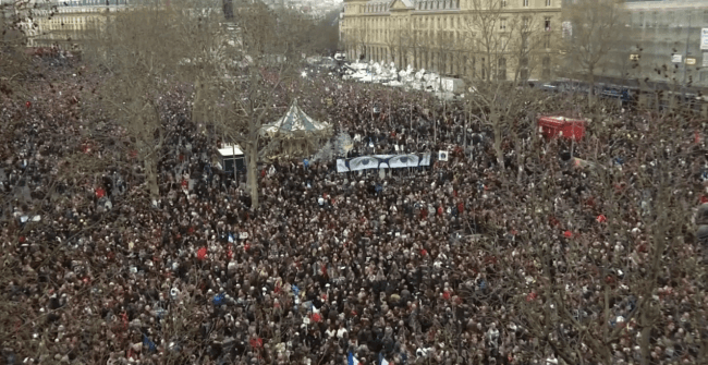 Manifestantes desbordan la Plaza de la República en París