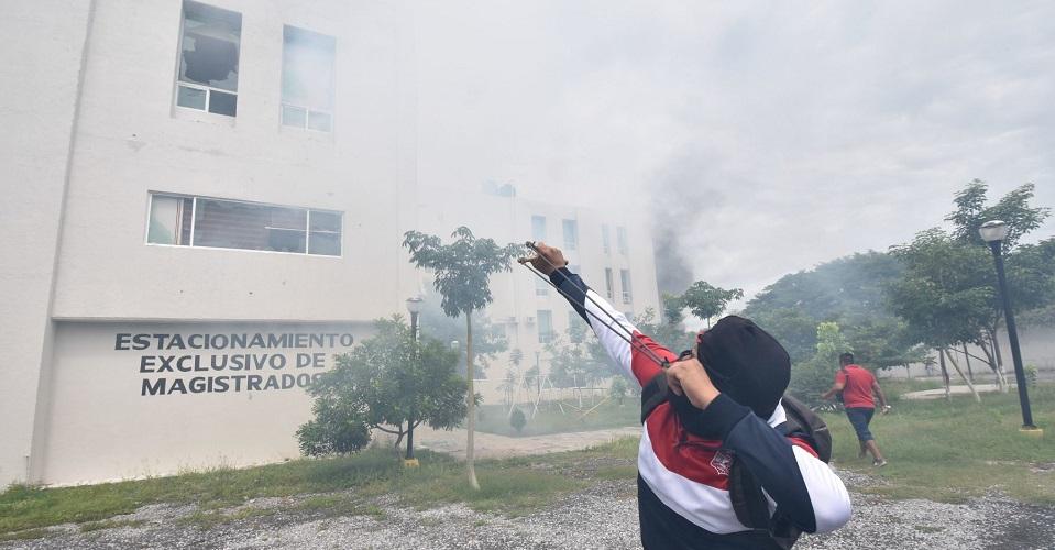 Normalistas de Ayotzinapa protestan e incendian oficinas del Congreso de Guerrero
