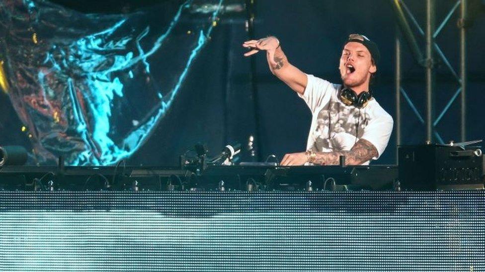 La trágica muerte de Avicii, el DJ superestrella detrás de algunas de las canciones más exitosas de la década
