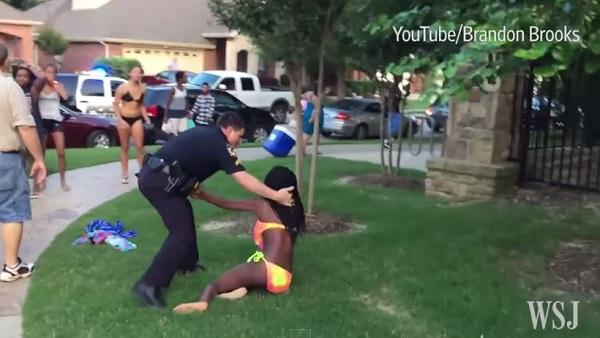 Indignación en EU: un policía de Texas somete a una joven afroamericana