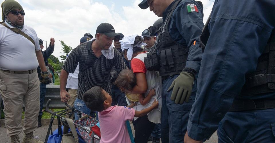 Autoridades federales frenan a nueva caravana de migrantes; detienen a casi 400 personas en Chiapas