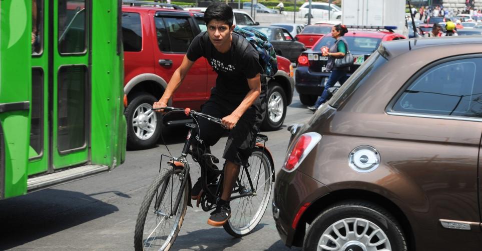 Gobiernos concentran gasto de movilidad en coches, y relegan a bicis y transporte público