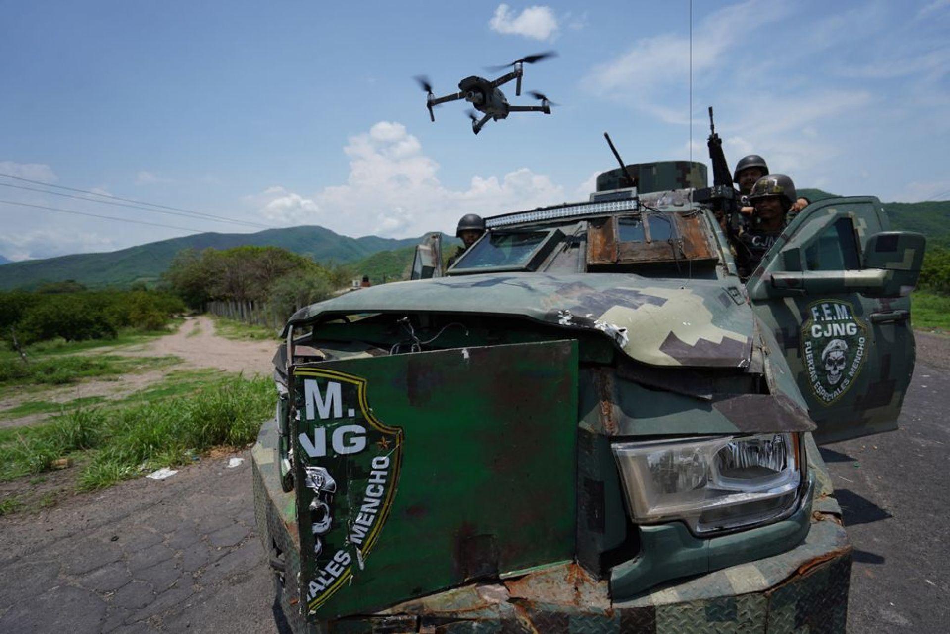 Con autos blindados, drones y camuflaje, fotografías muestran toma de CJNG en Aguililla