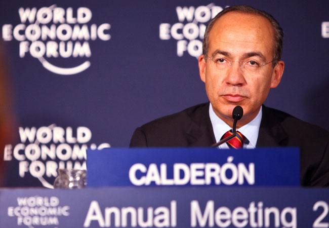 Reaparece Calderón en Davos como becario de Harvard