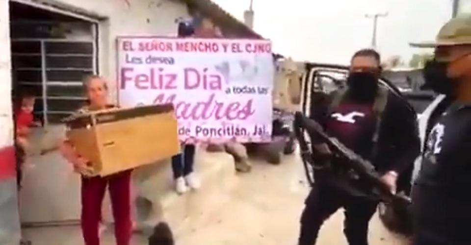 Grupos armados reparten regalos en Día de las Madres en municipios de Jalisco