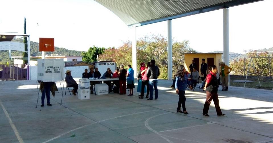 Seis policías heridos, robo de boletas y bloqueos, saldo de jornada electoral fallida en San Dionisio del Mar, Oaxaca