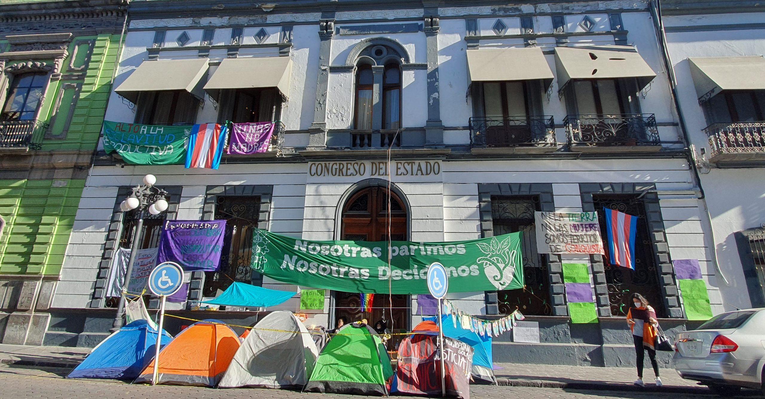 Siete días y poco diálogo: así es la inédita toma del Congreso de Puebla por feministas