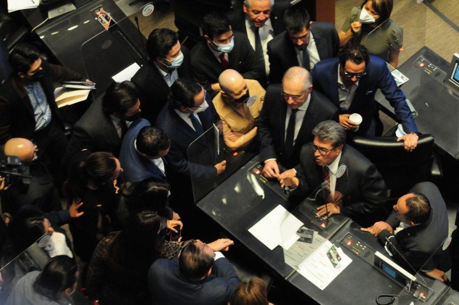 Senadores de oposición rompen la sesión para discutir la reforma de Morena para que funcionarios puedan hablar de revocación