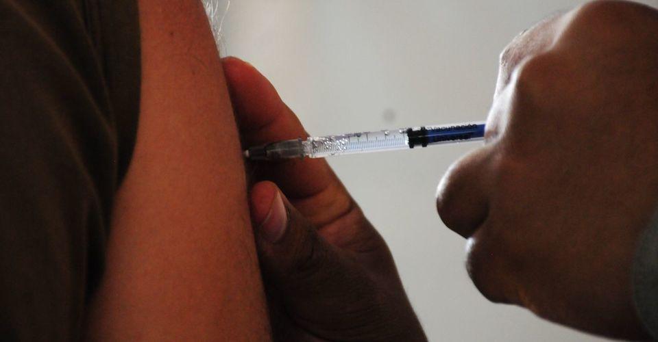 Salud reconoce 285 mil muertes por COVID; 78% de los adultos, con vacuna