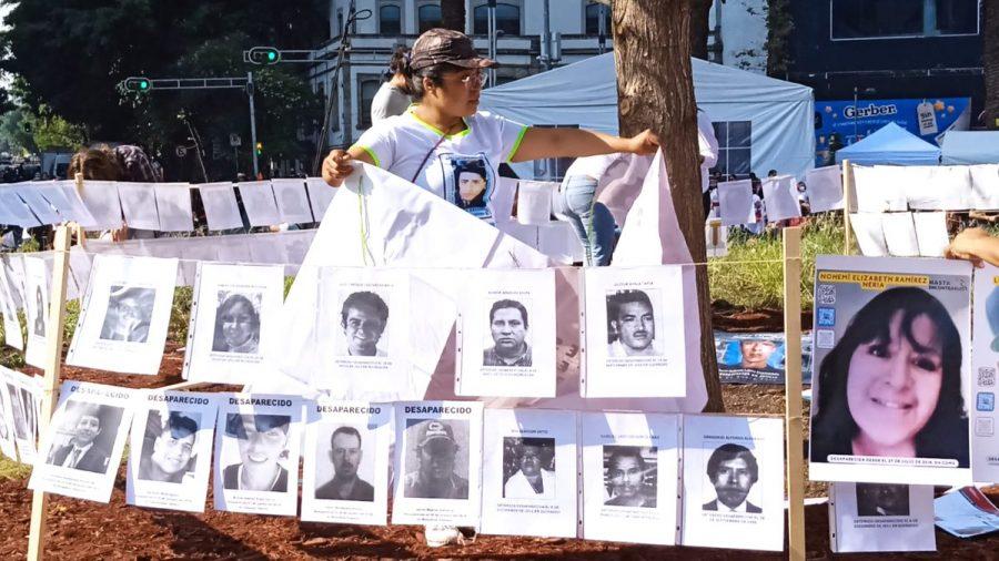 En fotos: familias cercan el nuevo ahuehuete de Reforma con imágenes de personas desaparecidas