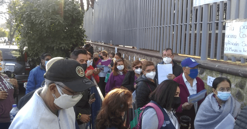 Entre largas filas y desesperación esperan alcanzar vacunas en Jalisco