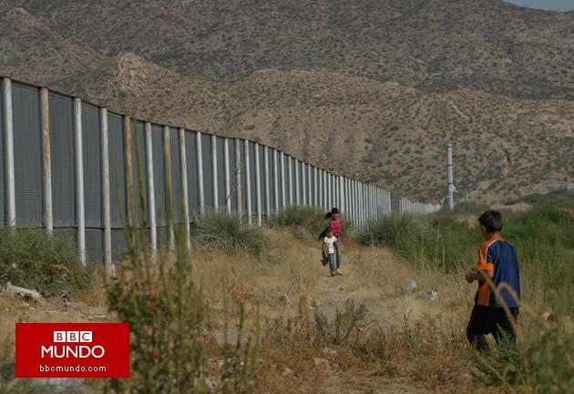 Comienza marcha por migrantes en el desierto entre EU y México