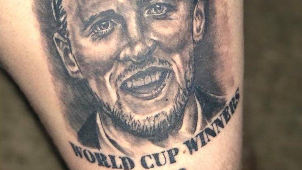 La divertida historia de los ingleses que se tatuaron prematuramente que eran Campeones del Mundo