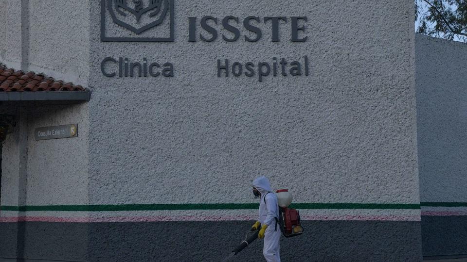 Médico y enfermera de hospital en Morelos sí murieron por COVID, pero no tuvo que ver la vacunación: ISSSTE