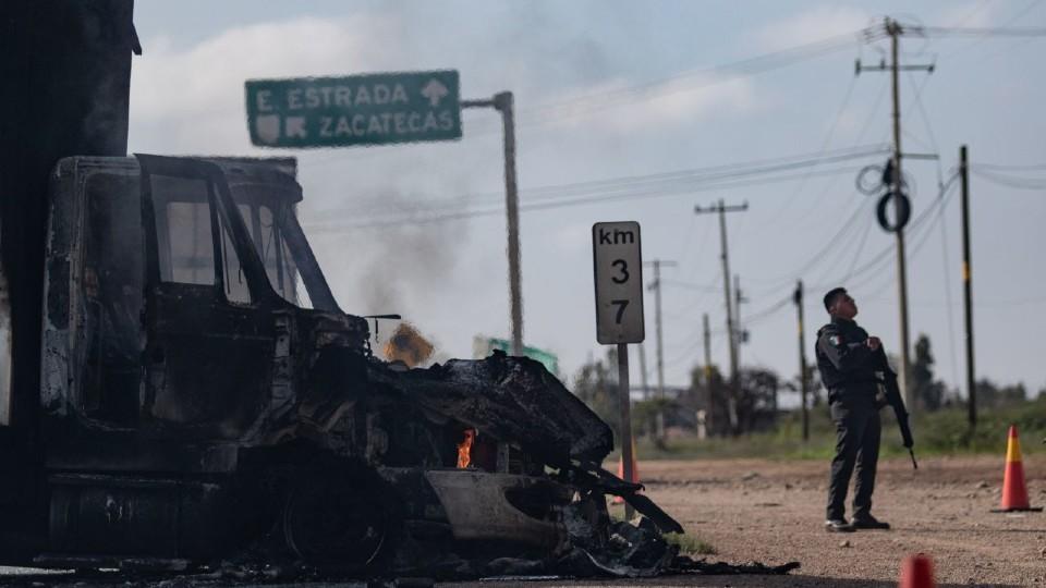 Zacatecas: Queman vehículos, colocan ponchallantas y bloquean carreteras en Villanueva y Fresnillo