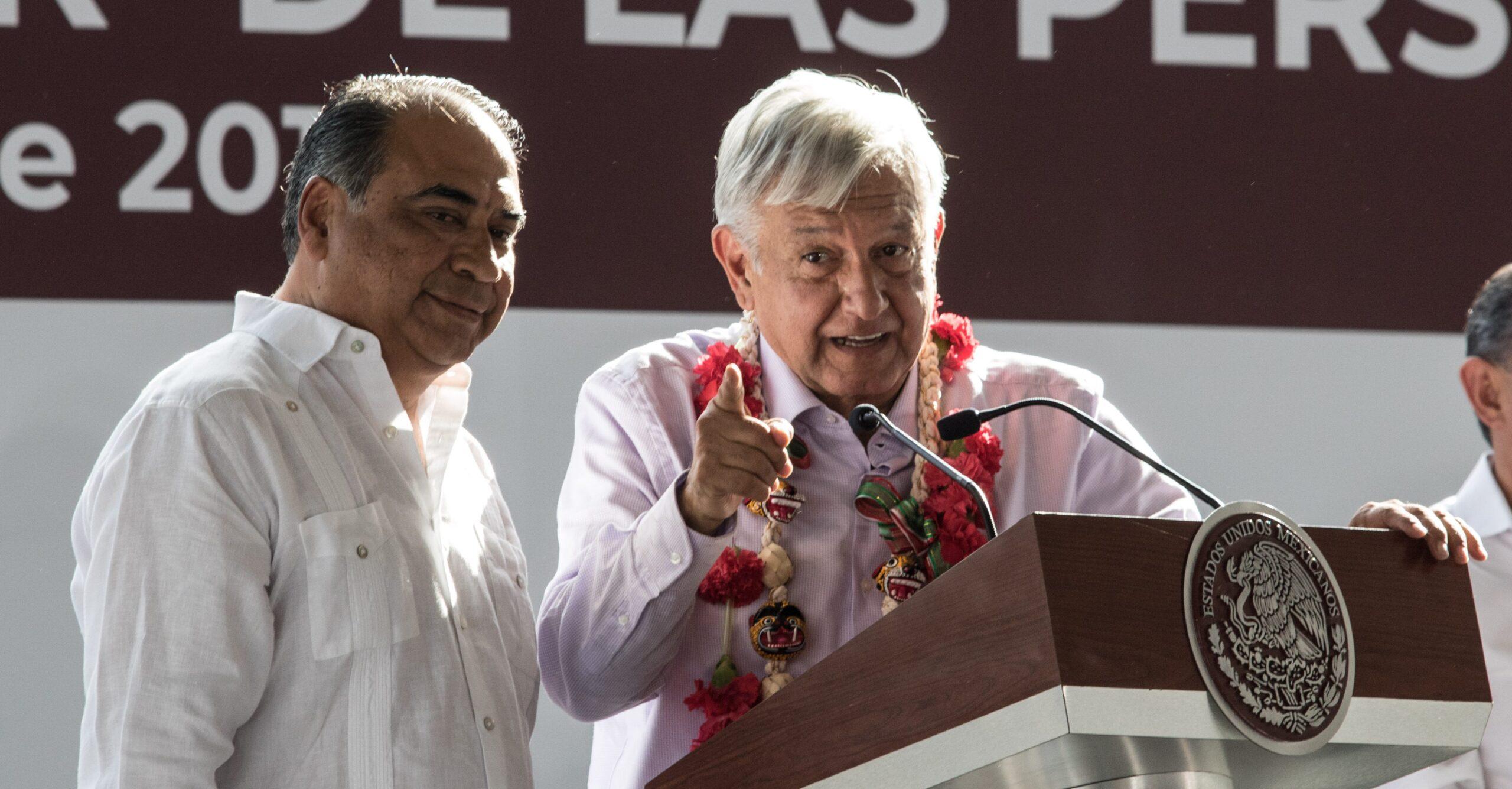 Abuchean al gobernador de Guerrero y López Obrador lo defiende