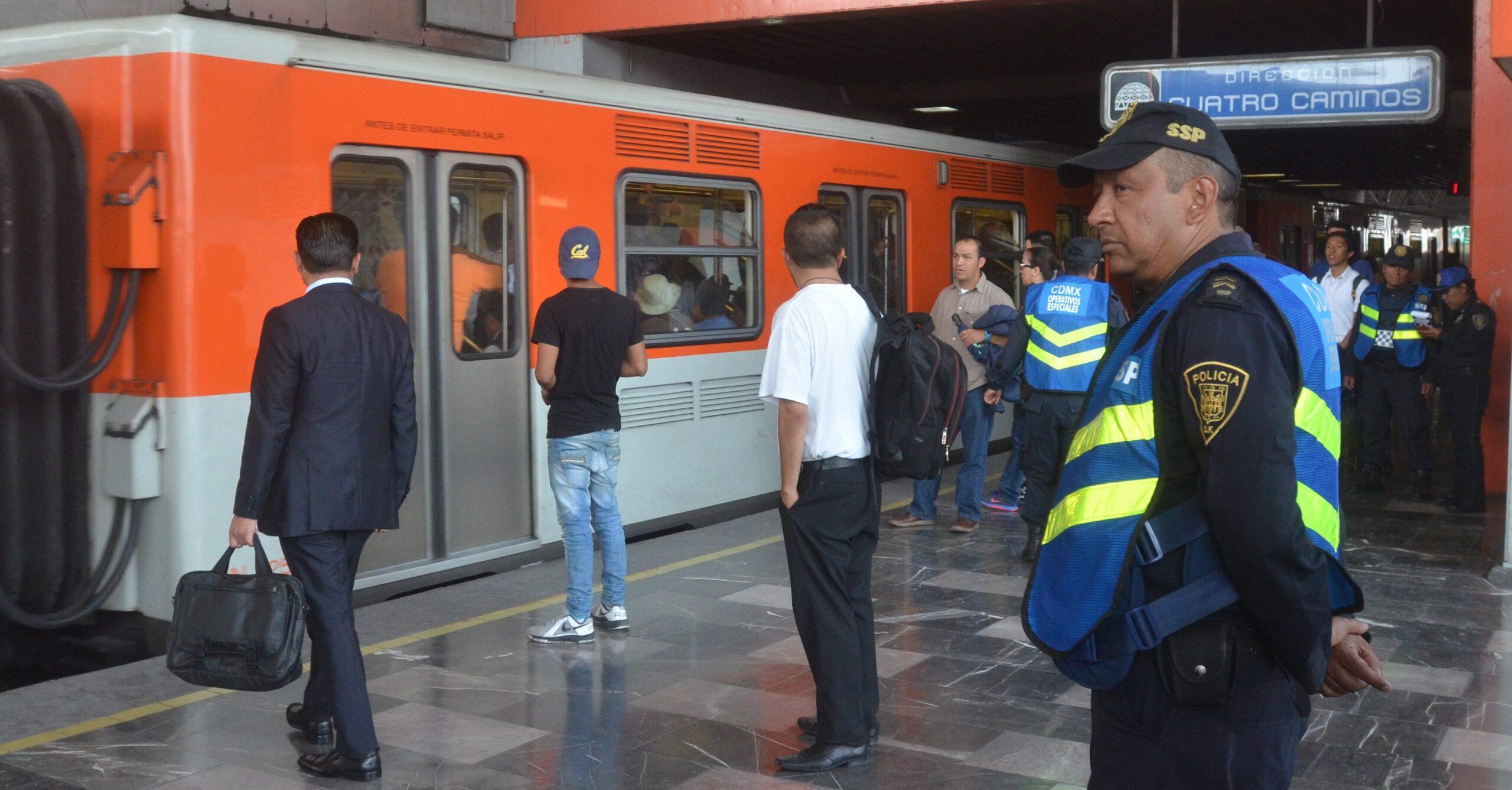 ¿Qué se sabe del video en el que una mujer saca a un hombre aparentemente ciego del metro?