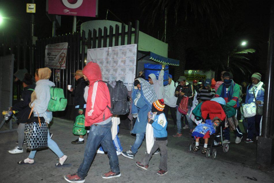 Caravana migrante deja CDMX: algunos caminan y otros piden aventón para llegar a Querétaro