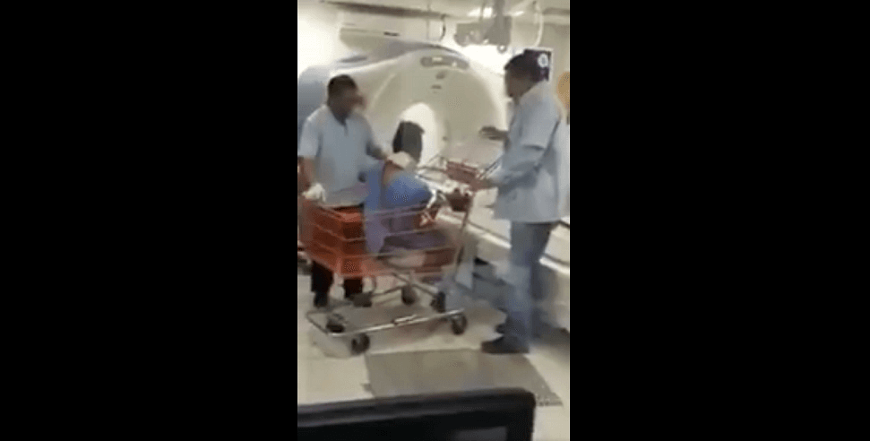¿Por qué en Tabasco usaron un carrito de supermercado para trasladar a un paciente?