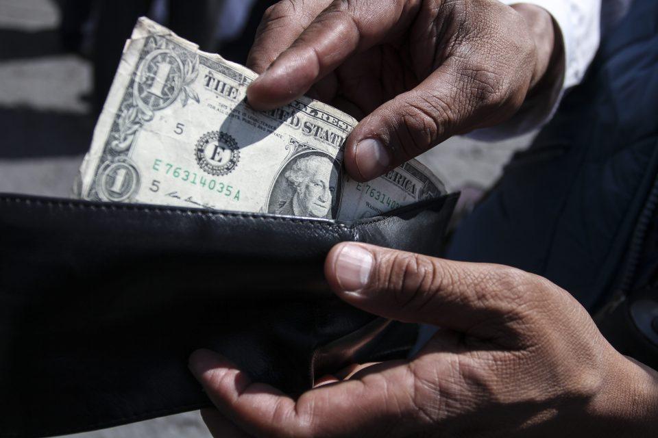 El dólar cierra en 20.90 pesos, tras el alza de la tasa de interés del Banco de México
