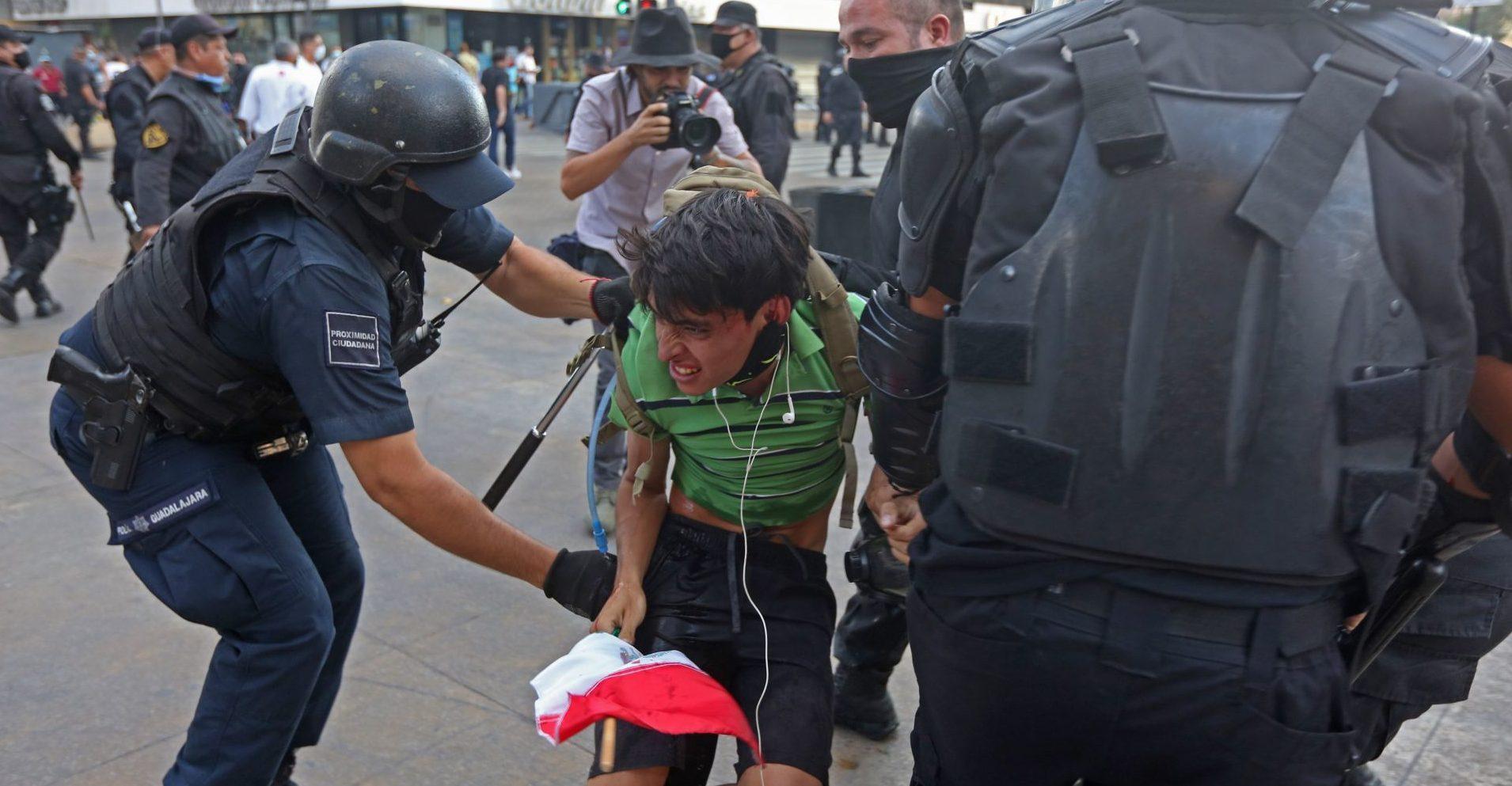 Policías amenazan a joven con desaparecerla por protestar en Jalisco