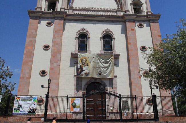 Atacan catedral en Sinaloa; rompen y queman imágenes religiosas