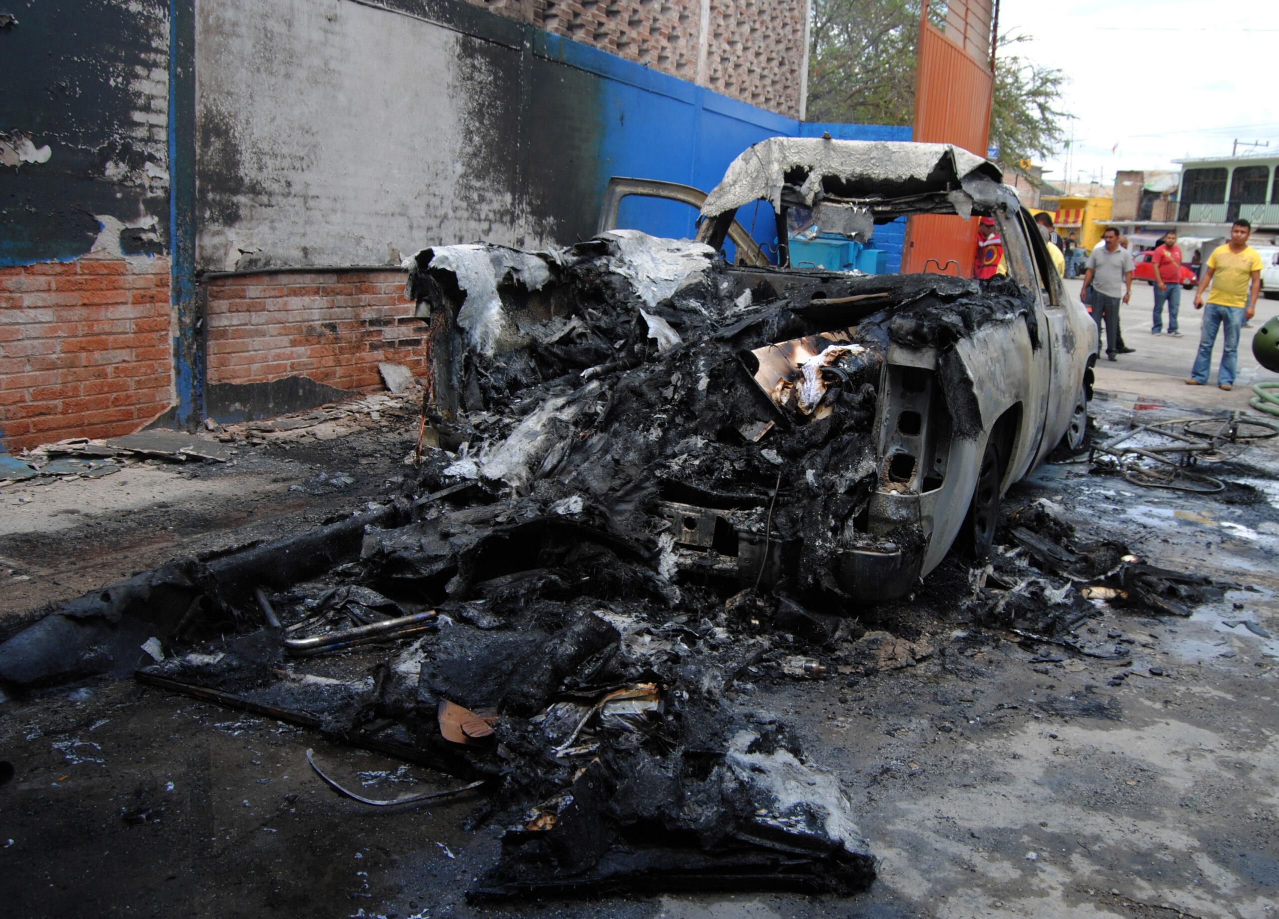 Se enfrentan normalistas con policías en Guerrero; hay cinco lesionados