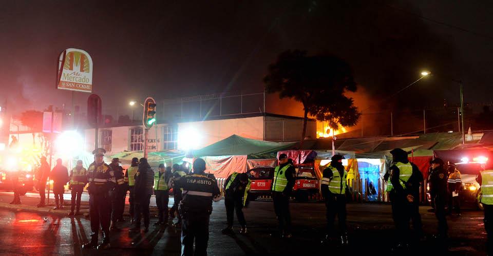 Incendio consume decenas de locales del Mercado de San Cosme