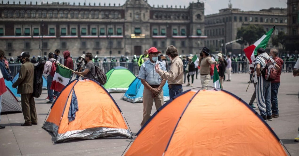Integrantes de Frena llegan al Zócalo; policías capitalinos rodean la plancha