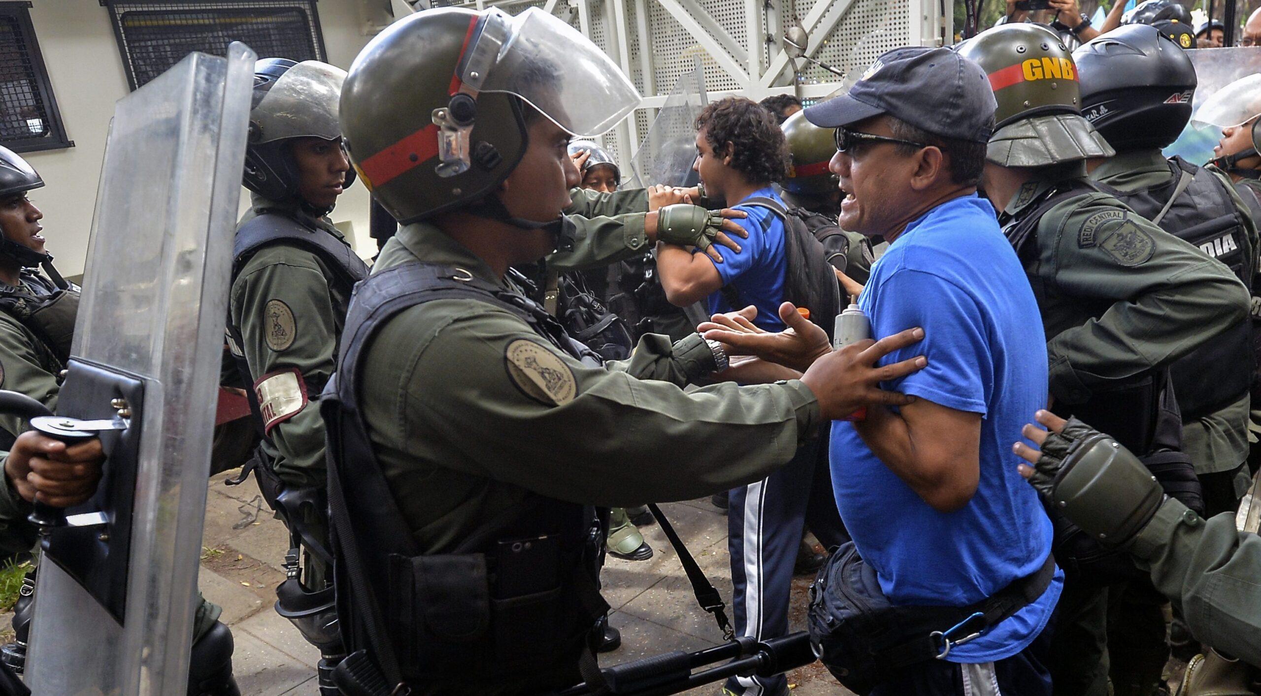 Cómo son los procesos militares contra civiles detenidos en protestas de Venezuela