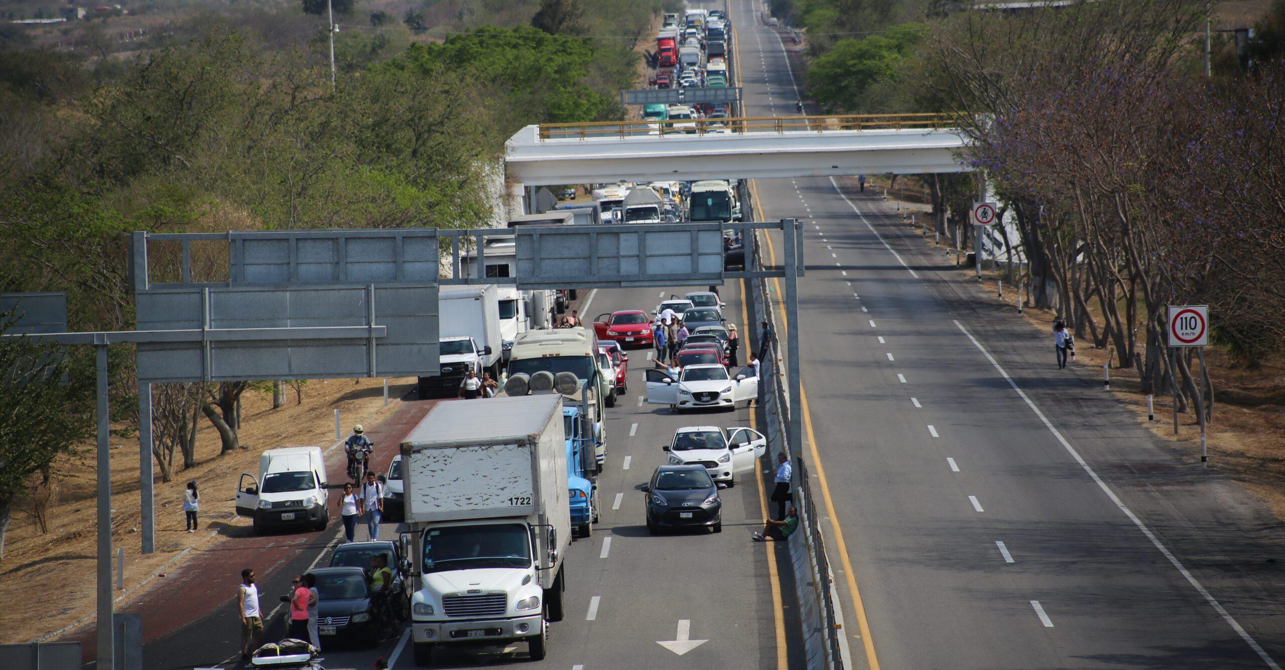 Hombres armados asaltan a turistas en la Autopista del Sol y generan caos