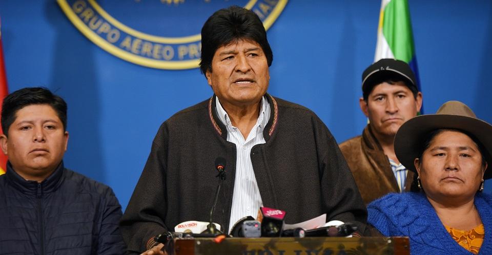 Evo Morales renuncia forzado por la presión del Ejército de Bolivia; México rechaza la operación militar